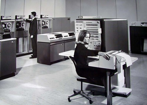 IBM360计算机于1964年4月7日问世，标志着第三代计算机登场